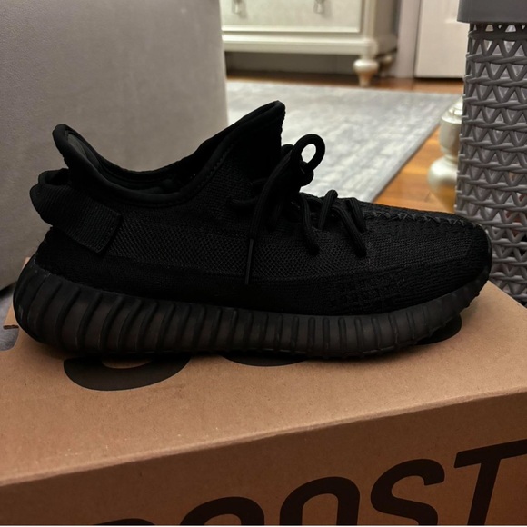 Yeezy Boost 350 V2 ONYX - Picture 10 of 13